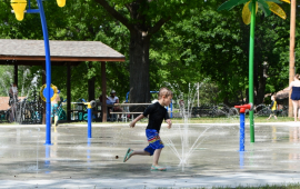 children play at spray park