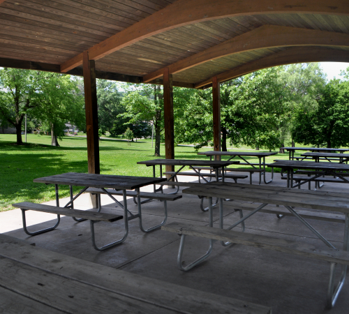 Medium Shelter at Hawthorn Park with picnic tables