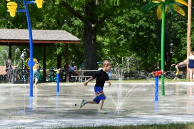 children play at spray park