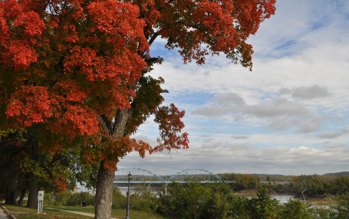 North Esplanade Park's sidewalk overlooks the Missouri River and Centennial Bridge. North Esplanade Park's sidewalk overlooks the Missouri River and Centennial Bridge.